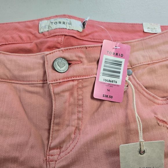 Torrid Jean Shorts Women's 14 Pink Distressed Raw Hem NWT - Picture 4 of 14